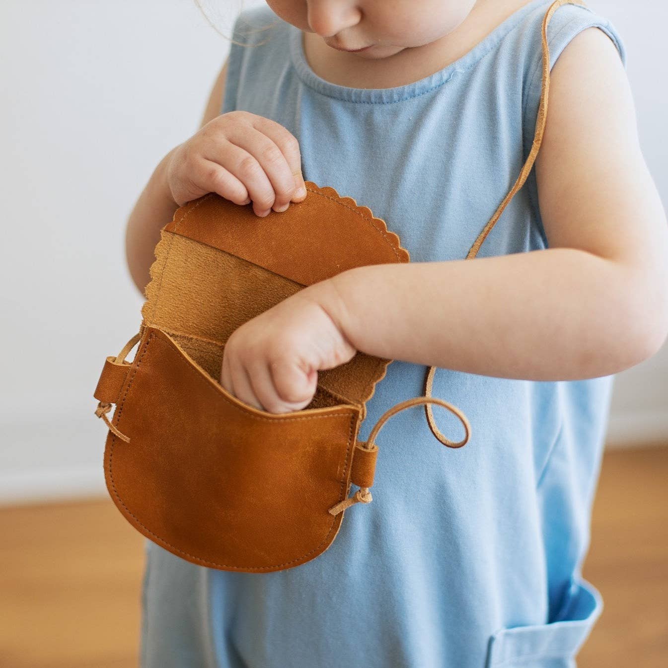 Toddler Scalloped Leather Purse in Walnut